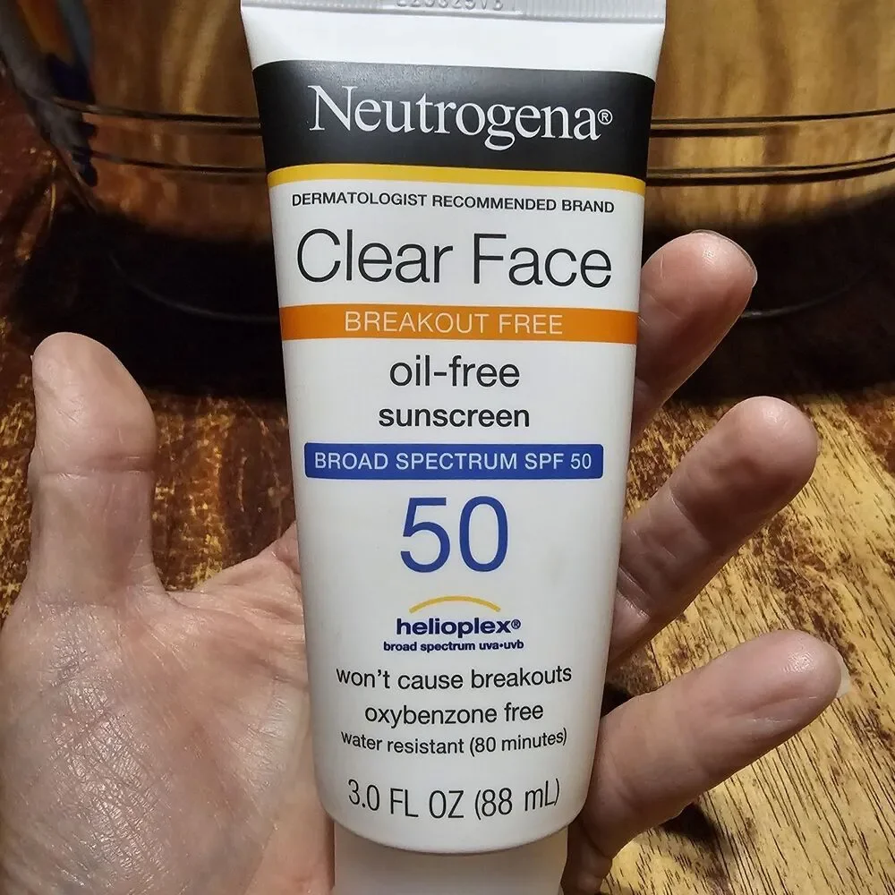 Neutrogena Clear Face Liquid Oil-Free Sunscreen Lotion Broad Spectrum SPF 50 3oz